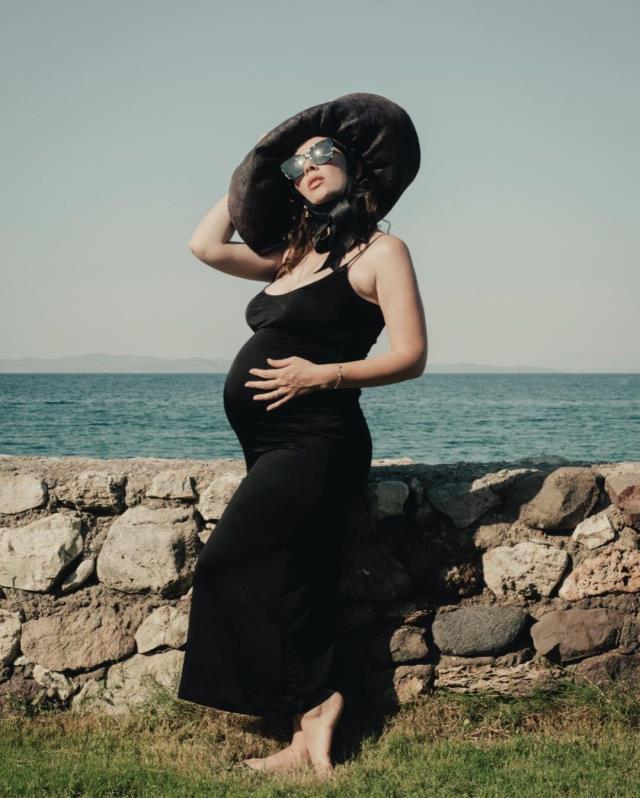 8,5 aylık hamile Demet Evgar, mayolu pozlarını paylaştı