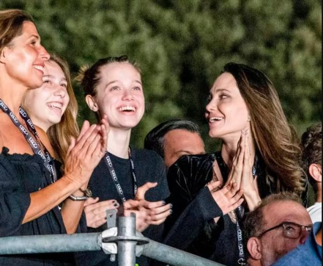 Angelina Jolie, kızı Shiloh ile konsere gitti