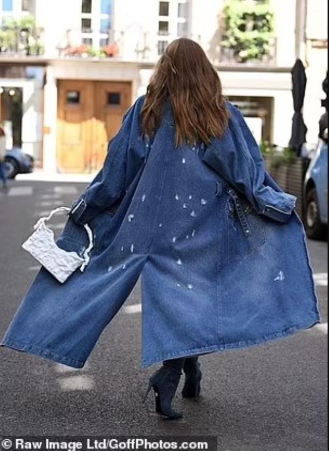 Paris sokaklarında lateks büstiyerle gezdi! Kıyafetin bir de göğüs kısmını görün
