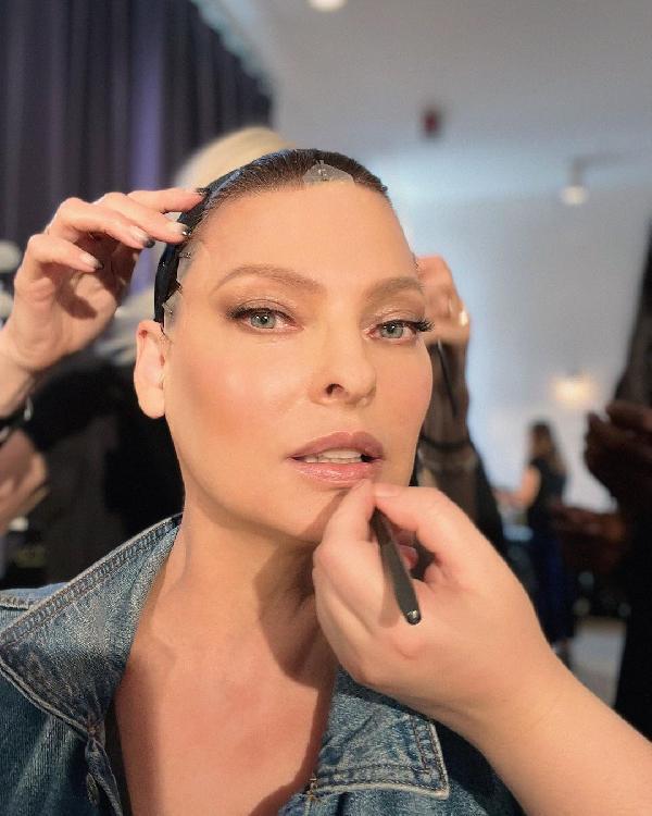 57 yaşındaki model Linda Evangelista'nın yüzü bantlarla gerildi