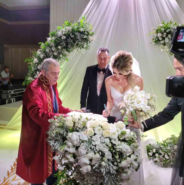 Gençlik aşkıyla evlenen Petek Dinçöz'ün düğününe gelinliği damga vurdu