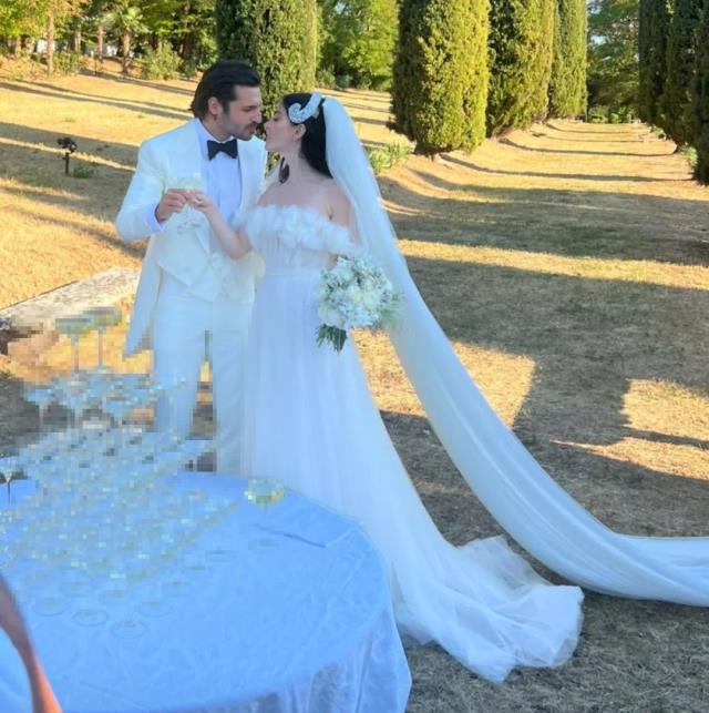 İtalya'da düğün yapan Özge Gürel ve Serkan Çayoğlu çiftinden romantik pozlar geldi