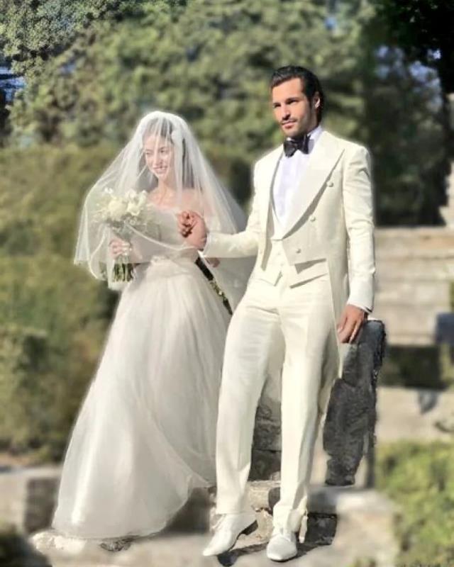 İtalya'da düğün yapan Özge Gürel ve Serkan Çayoğlu'nun çiftinden romantik pozlar geldi