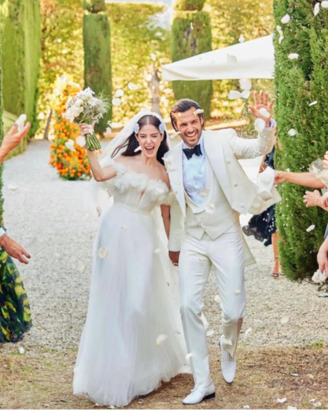 İtalya'da düğün yapan Özge Gürel ve Serkan Çayoğlu'nun çiftinden romantik pozlar geldi