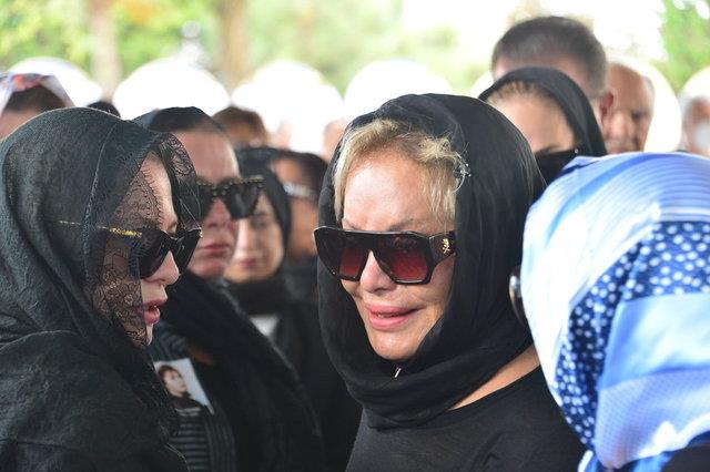 Kardeşinin ölümüyle yıkılan Emel Sayın, cenaze töreninde gözyaşlarına boğuldu