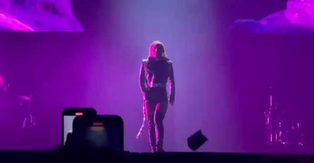 Lady Gaga'nın konserinde sahneye atılan cisim görünmeyen kalkan tarafından engellendi