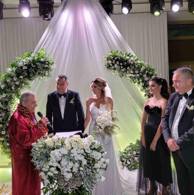 Nida Büyükbayrakdar ile evlenen Petek Dinçöz, sosyal medyadaki soyadını güncelledi