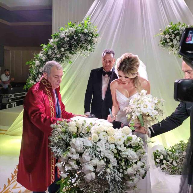 Nida Büyükbayrakdar ile evlenen Petek Dinçöz, sosyal medyadaki soyadını güncelledi