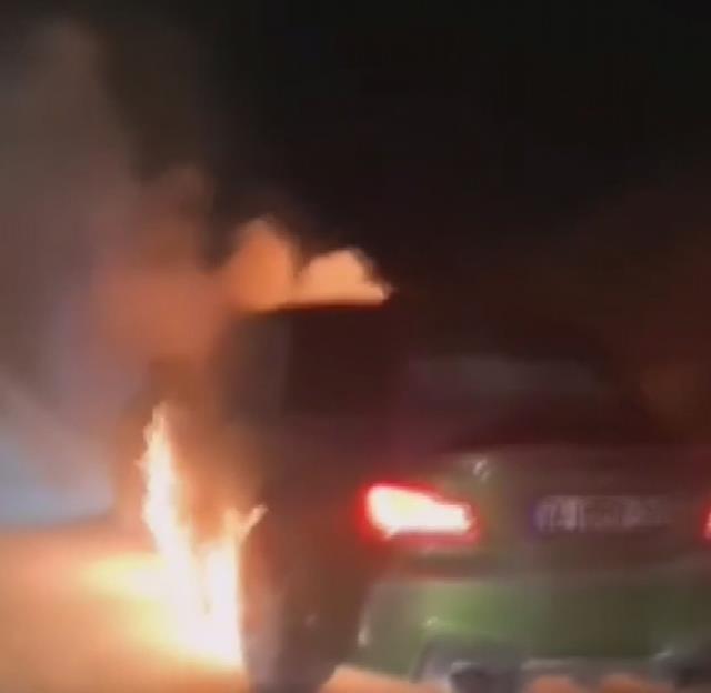 Sosyal medya fenomeni Harun Taştan'ın otomobili seyir halindeyken alev aldı