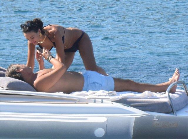 Tatilde aşka gelen Tuvana Türkay ve İzzet Antebi, öpüşürken görüntülendi