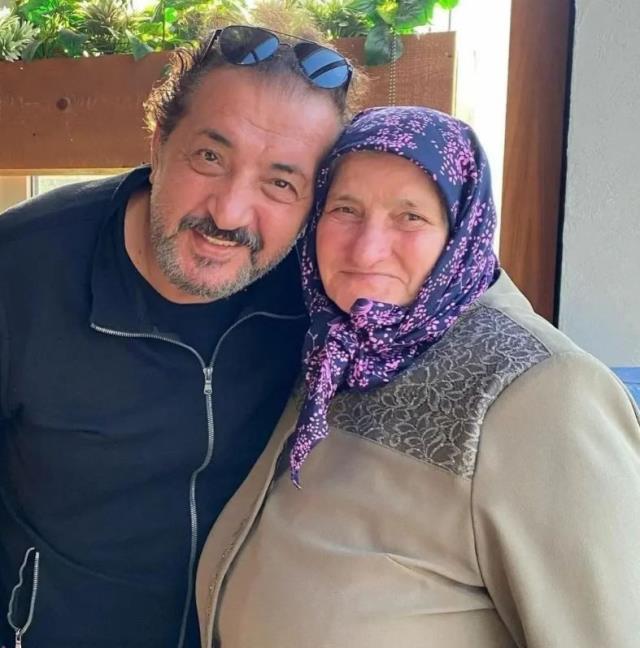 Ünlü şef Mehmet Yalçınkaya'nın annesini görenler inanamadı: Hık demiş burnundan düşmüş