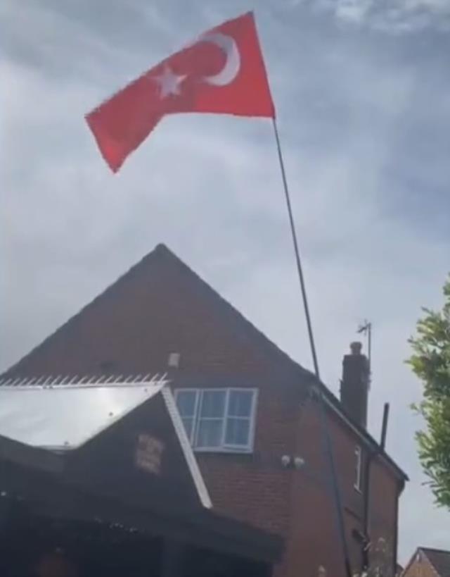 Acun Ilıcalı, evine Türk bayrağı asan Hull City taraftarını ziyaret etti