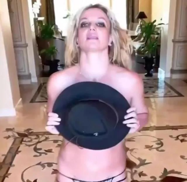 Annelerinin çıplak pozları, Britney Spears'ın oğullarını çileden çıkarmıştı! Yeni poz paylaştı