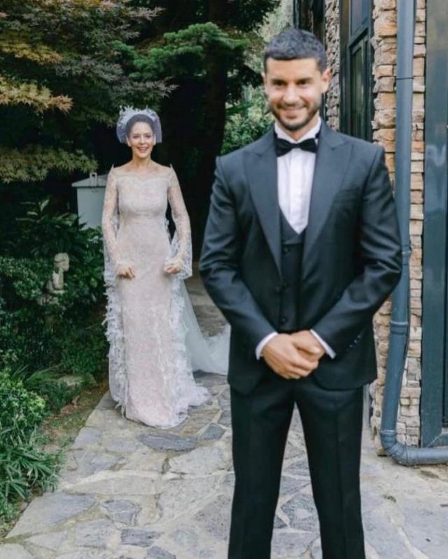 Berk Oktay'la evlenen Yıldız Çağrı Atiksoy'un gelinliği sosyal medyayı ikiye böldü
