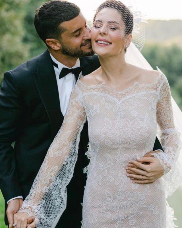 Berk Oktay'la evlenen Yıldız Çağrı Atiksoy'un gelinliği sosyal medyayı ikiye böldü