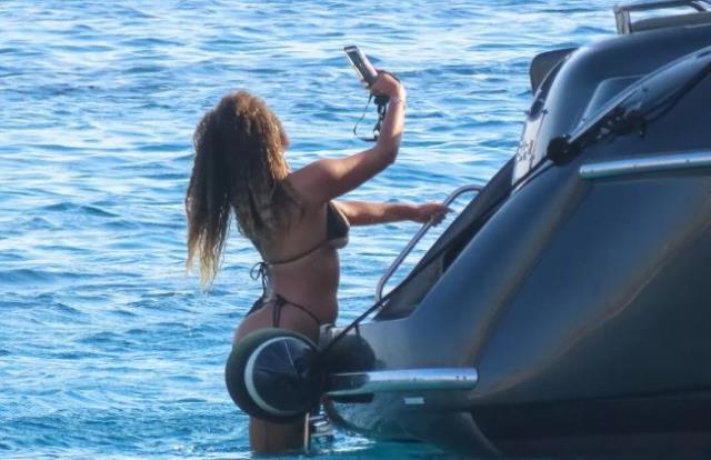 Dünyaca ünlü televizyon yıldızı Amber Gill, Ege sularında tanga bikinisiyle şov yaptı