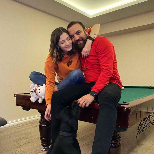 Eski Survivor yarışmacısı Sercan Yıldırım'ın eşi bilardo masasının üzerine amuda kalktı