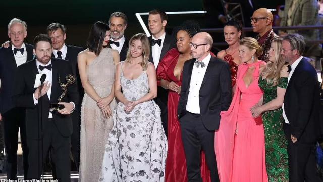 Ödül törenine iç çamaşırsız elbiseyle katılan Alexandra Daddario, ışıklar açılınca frikik verdi