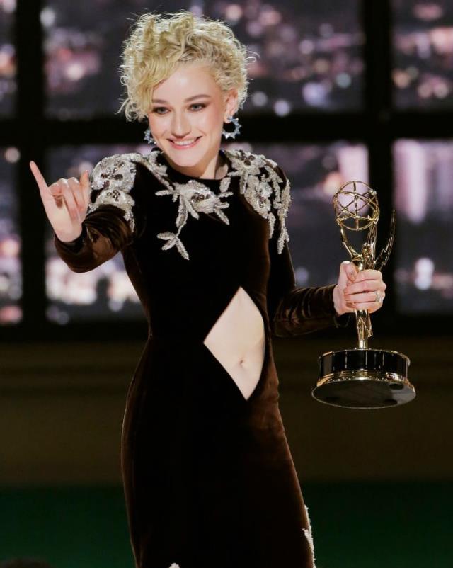 Oyuncu Julia Garner, göbek dekolteli elbisesiyle Emmy Ödül Töreni'ne damga vurdu