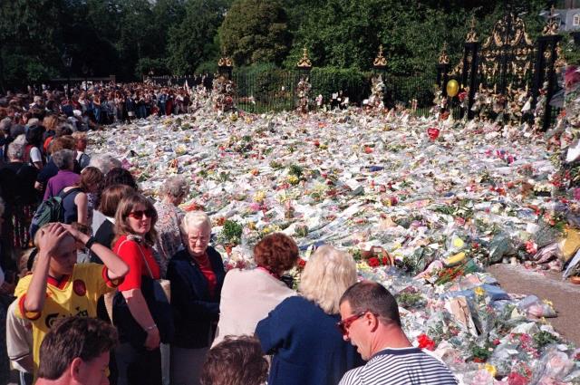 Prenses Diana, çiçekleriyle Kraliçe II. Elizabeth'i gölgede bıraktı