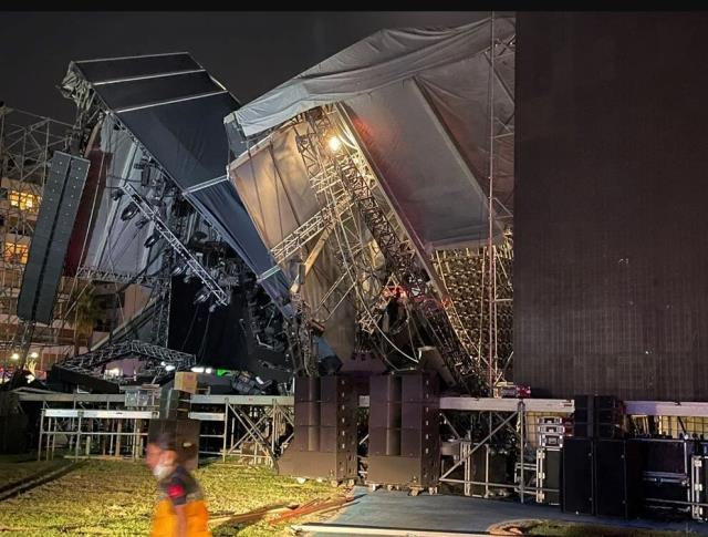 Tarkan'ın konser vereceği sahne yıkıldı, kazanın boyutu gün ağarınca ortaya çıktı