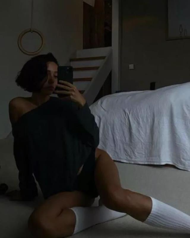 Ünlü şarkıcı Zeynep Bastık, yatak odasında iç çamaşırlı ev halini paylaştı
