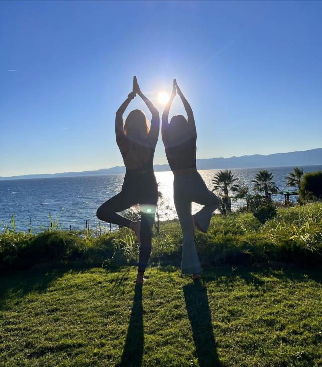 Yoga kampına giden Pınar Altuğ, verdiği pozlarla esnekliğini gözler önüne serdi