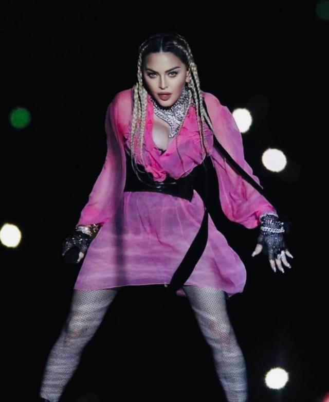 64 yaşındaki şarkıcı Madonna, üstsüz pozunu 18 milyon kişiyle paylaştı
