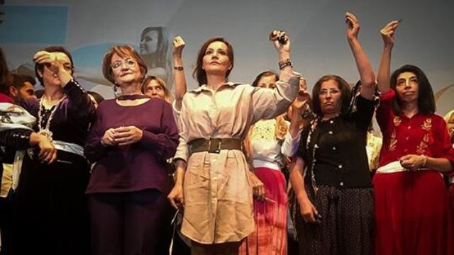 Antalya'da 'Narperi'nin Bileziği' film ekibi, saçlarını keserek İranlı kadınlara destek oldu