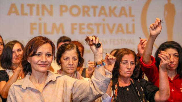 Antalya'da 'Narperi'nin Bileziği' film ekibi, saçlarını keserek İranlı kadınlara destek oldu