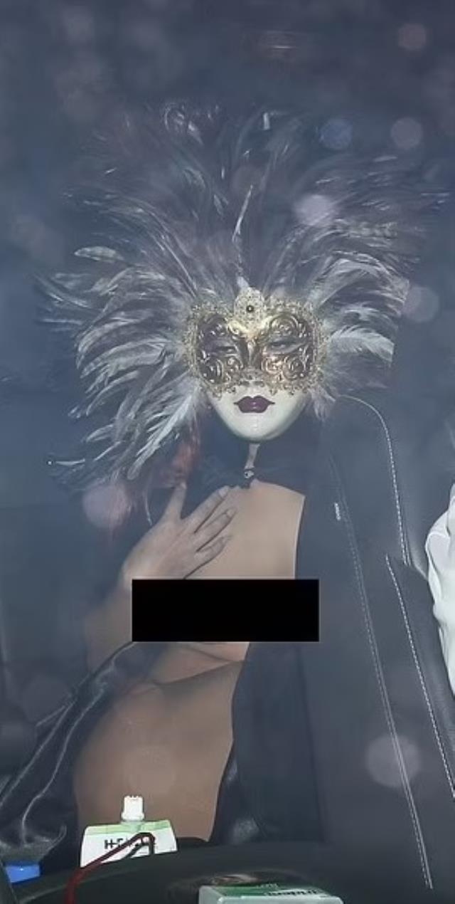Doğum günü partisine pelerinle katılan şarkıcı Doja Cat'in arabaya binerken göğüsleri göründü