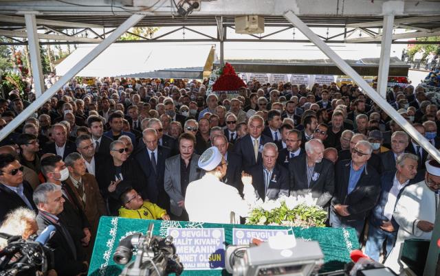 Halit Kıvanç'ın oğlundan babasının cenazesinde saf tutan Orhan Gencebay'a ağır suçlama