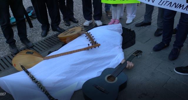 İzmirli müzisyenler öldürülen Onur Şener için yürüyüş düzenledi! Bir hafta boyunca istek parça kabul etmeyecek