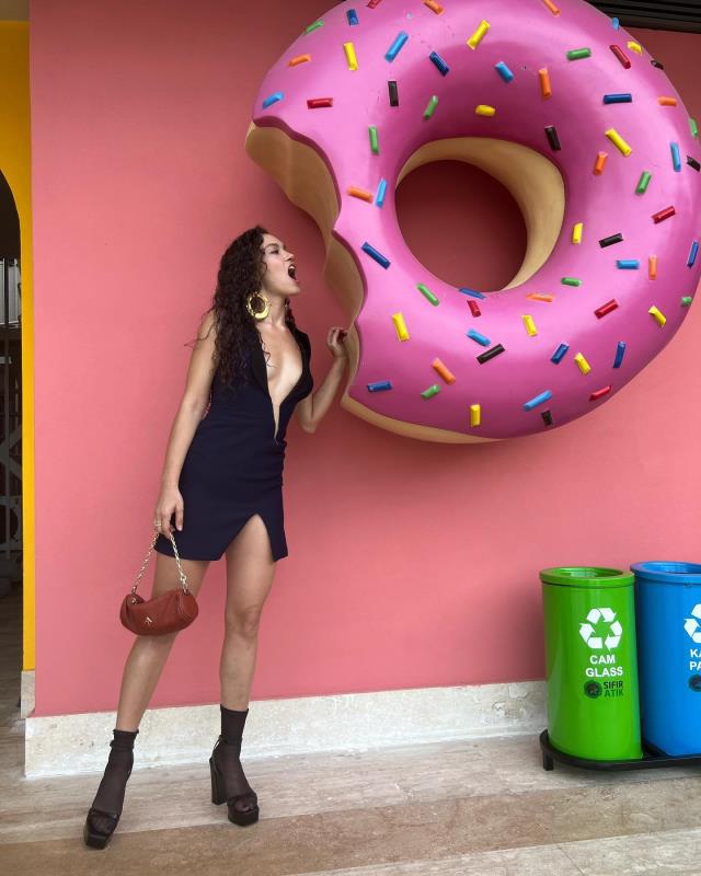 Melisa Şenolsun, göbeğine kadar inen göğüs dekolteli elbisesiyle Instagram'ı kasıp kavurdu