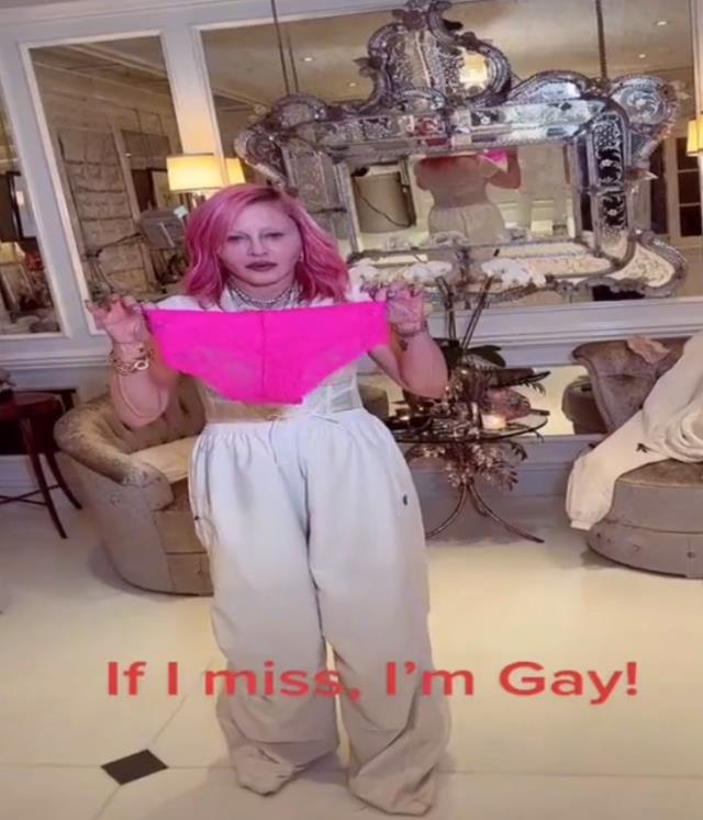 Pop yıldızı Madonna, pembe iç çamaşırıyla çektiği videoda eşcinsel olduğunu duyurdu