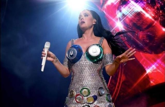 Sahnede korkutan anlar! Şarkıcı Katy Perry, poz verirken gözünü kontrol edemedi