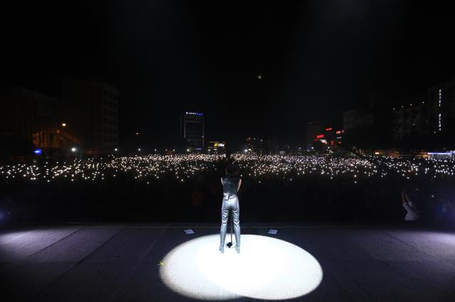 Zeynep Bastık'ın konser verdiği Diyarbakır'da hayat durdu! Tam 70 bin kişi katıldı