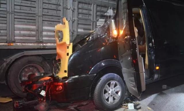 3 kişinin hayatını kaybettiği kazada tiyatro ekibini taşıyan minibüs sürücüsü tutuklandı