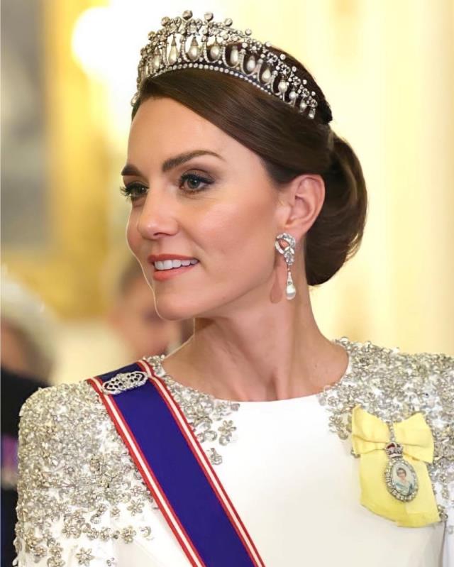 Galler Prensesi unvanıyla ilk davetine katılan Kate Middleton, göğsüne Kraliçe Elizabeth'in fotoğrafını taktı