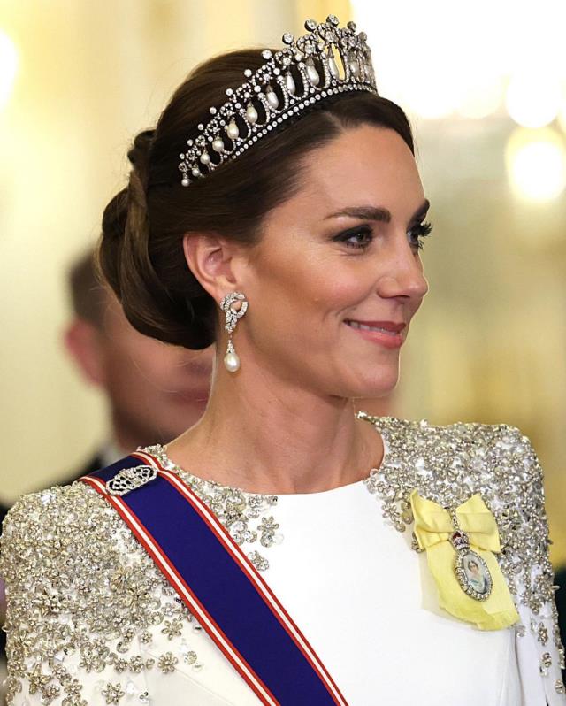 Galler Prensesi unvanıyla ilk davetine katılan Kate Middleton, göğsüne Kraliçe Elizabeth'in fotoğrafını taktı