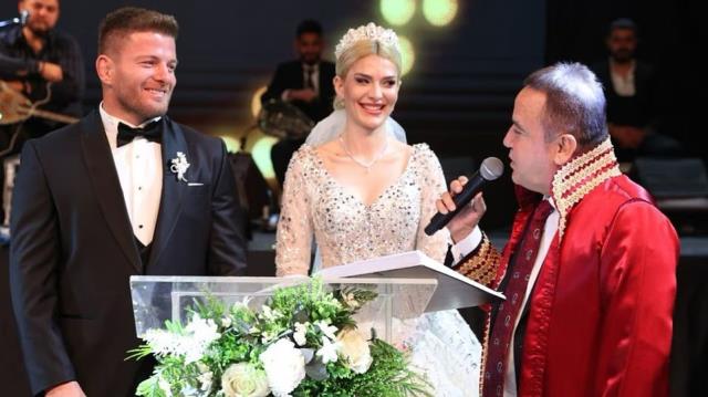 İsmail Balaban ve İlayda Şeker bir düğün de Antalya'da yaptı