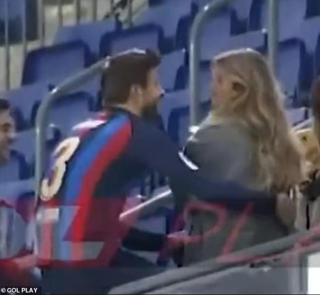 Son maçına çıkan Gerard Pique'yi, uğruna Shakira terk ettiği genç sevgilisi teselli etti