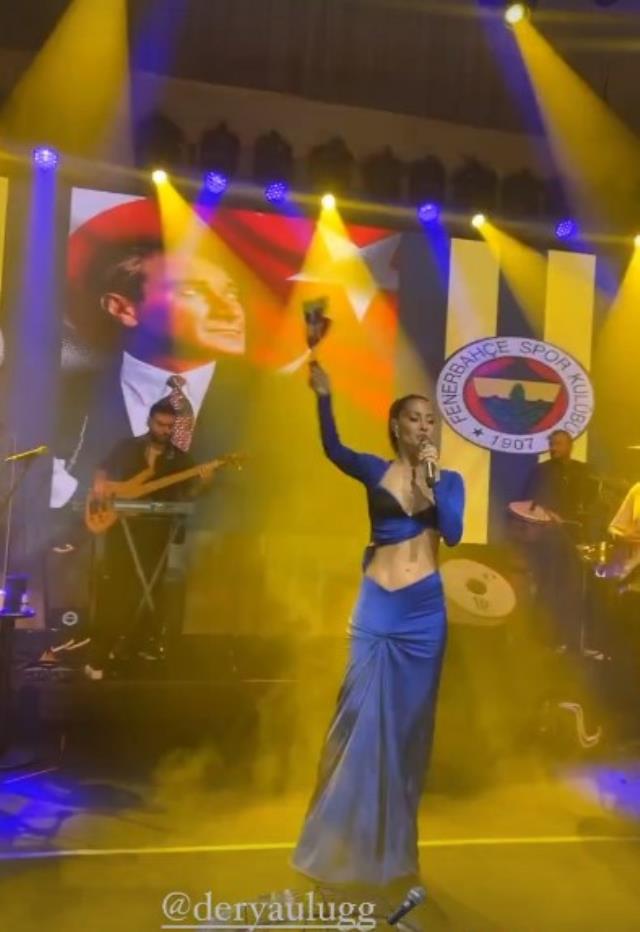Acun Ilıcalı'dan dikkat çeken paylaşım! Şarkıcı Derya Uluğ'un göğüs dekoltesini sansürleyerek paylaştı