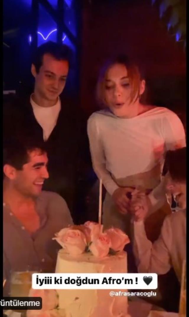 Afra Saraçoğlu, doğum günü pastasını üflerken partnerinin elini tutmaya çalıştı! Sevgilisinin mimikleri dikkatlerden kaçmadı