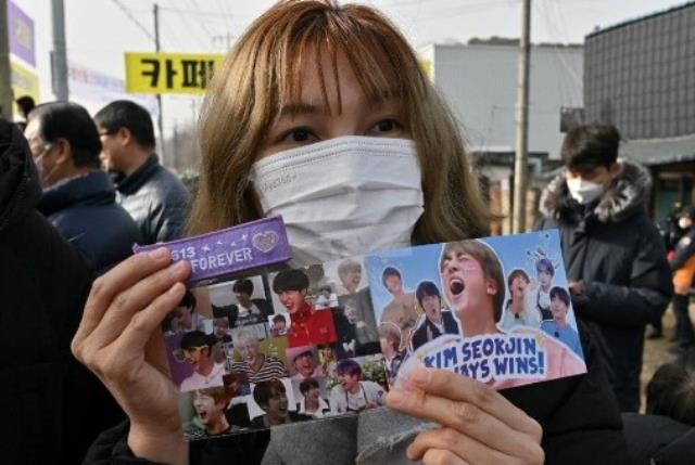 BTS'in üyesi Kim Seok-Jin askere gitti! Hayranları askeri birliğin önüne akın etti