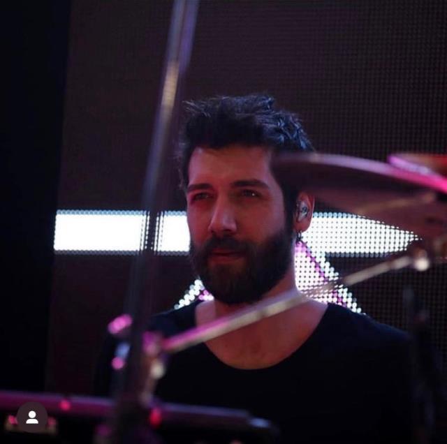 Müzik grubu üyesi Mehmet, konser sonrası yumruklu saldırıda ağır yaralandı; olay kamerada