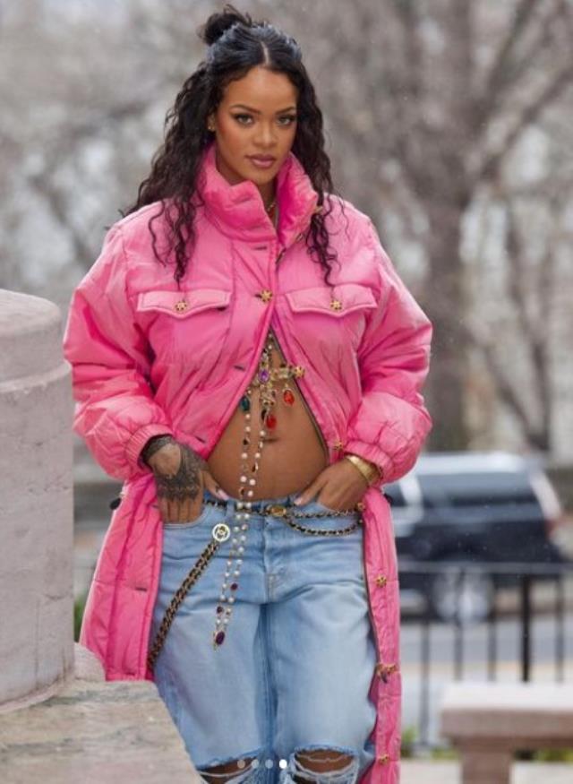 Rihanna bebeğini paylaştı, sosyal medyada yer yerinden oynadı