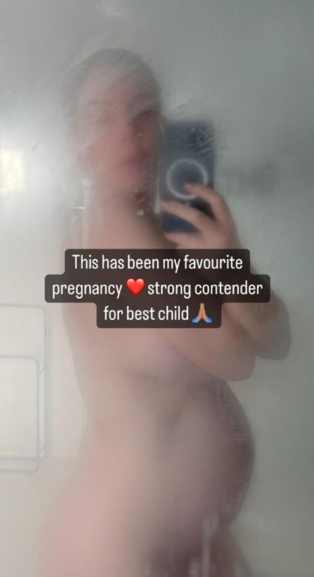 Üçüncü bebeğine hamile olan ünlü komedyen duşta verdiği pozunu paylaştı