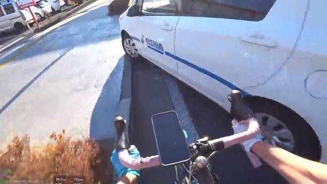 Bisiklet sürerken Twitch'te yayın yapan yayıncı JoshInJapan, arabaya çarptı
