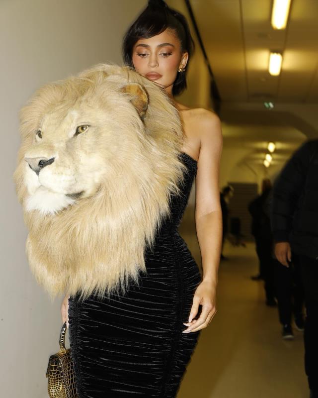 Bu nasıl kıyafet! Dünyaca ünlü model Kylie Jenner, omzunda aslan kafası taşıdı